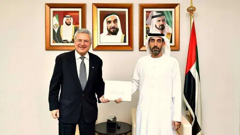 Jorge Agustín Molina Arambarri, nuevo embajador de Argentina en Emiratos Árabes Unidos, en el momento de entregar la copia de sus credenciales a Ahmed Sari Al Mazrouei, subsecretario del Ministerio de Relaciones Exteriores y Cooperación Internacional. (WA