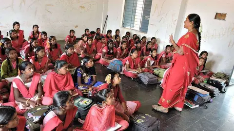Estudiantes asisten a clase en un centro del Distrito de Anantapur en la India. (Cedida)