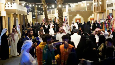 Numerosas personas visitan el pabellón de Emiratos Árabes en el Festival del Zoco de Okaz. (WAM)