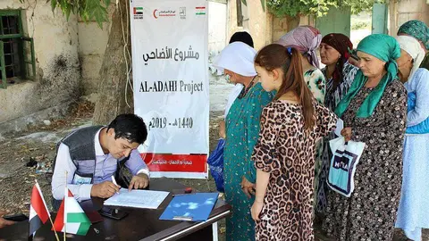 Beneficiarios del programa por el Eid de la Media Luna Roja de Emiratos reciben la ayuda. (WAM)