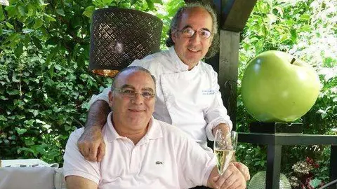 Mariano Andrés -copa en mano- junto al reconocido chef de Cangas de Onís José Antonio Campoviejo. (Xuan Cueto / El Comercio)
