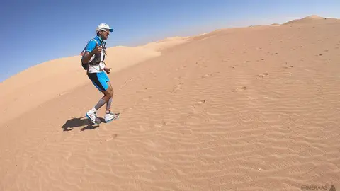 Un participante en la Ultramaratón de Dubai.