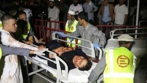 Rescate de heridos tras la explosión en Afganistán.