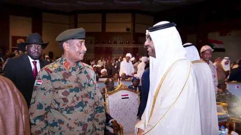 El ministro de EAU junto a un alto cargo sudanés.