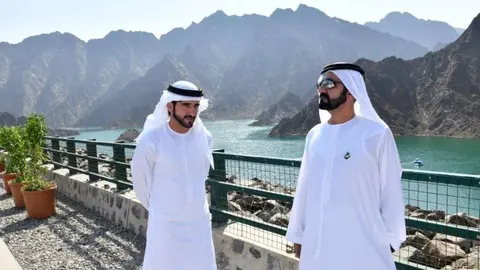 El gobernante y el príncipe heredero de Dubai ante la presa de Hatta.