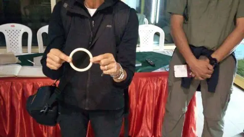 Brazalete con mafil que provocó la detención de la española en el aeropuerto de Nairobi. (KWS)