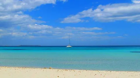 Perspectiva de una playa en Cerdeña. (pxhere.com)