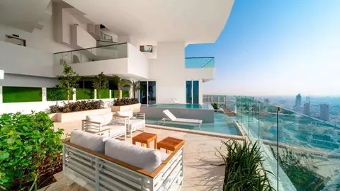 La terraza de un apartamento de dos dormitorios en la torre.