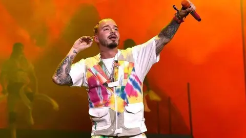 J Balvin, en plena actuación.