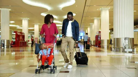 Una familia en el Aeropuerto Internacional de Dubai. (WAM)