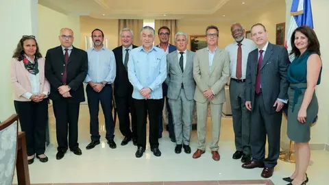 Foto de familia del embajador de la República Dominicana con embajadores y diplomáticos iberoamericanos durante el acto por la fiesta de la Restauración en Abu Dhabi. (EL CORREO)