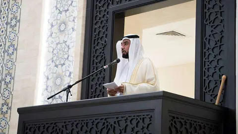 Un imán pronuncia un sermón en la mezquita. (WAM)