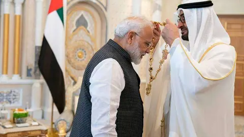 Momento en que el príncipe heredero de Abu Dhabi impone la Orden Zayed a Narendra Modi. (WAM)
