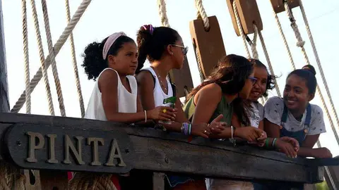 Niñas saharauis conversan a bordo de la Pinta en el Muelle de las Carabelas de Huelva. (Cedida)