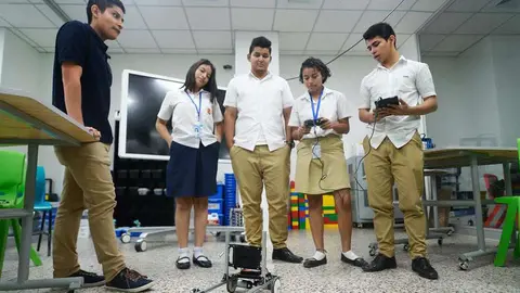 Ricardo Galvez, educador en tecnología de Fusalmo entrena a Alison Douglas, Kimberly y Daniel de cara al evento de Dubai.