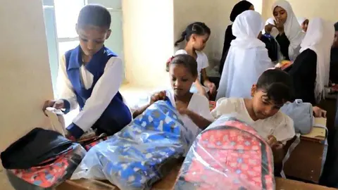 Imagen de una campaña de ayuda a escolar para los niños de Yemen impulsada por la Media Luna Roja extraída de un vídeo de WAM.