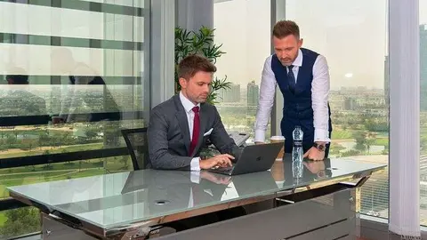 Mark Kennedy junto a su hermano Simón.