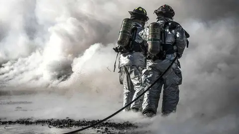 Actuación de bomberos durante un incendio. (pxhere.com)