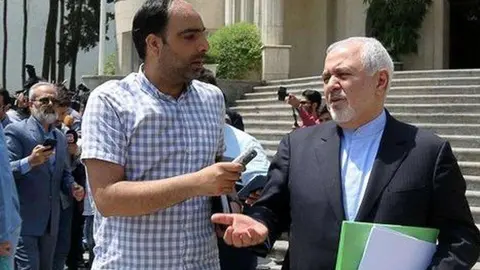 En la imagen de Mojnews, el periodista Amir Tohid Fazel entrevista al ministro de Relaciones Exteriores de Irán.
