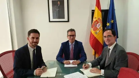 De izquierda a derecha, Jaime Iglesias, nuevo responsable de la Segunda Jefatura; el embajador Antonio Álvarez; y Emilio Contreras, cónsul de España. (@EmbEspEAU)