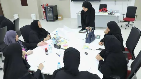 Las mujeres emiratíes tienen una elevadísima presencia en el sector de la educación en el país. (WAM)