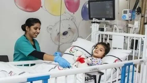 Maitha, de tres años, en la sala de pediatría del hospital Tawan en Abu Dhabi, donde se recupera tras salir del coma. (Fuente externa)