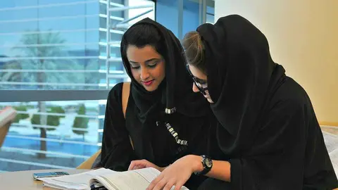 Estudiantes emiratíes. (pxhere.com)