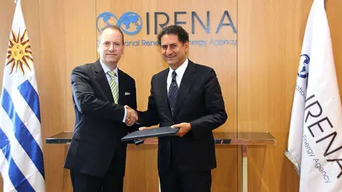Álvaro Carlo Ceriani Moreira, embajador de Uruguay en Emiratos Árabes –izquierda-, y Francesco La Camera, director general de IRENA, tras las presentación de las credenciales. (EL CORREO)