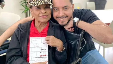 Oreste del Río, durante la presentación del libro 'Letras en el muro' junto a su madre. (Cedida)