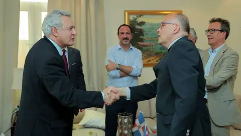 El embajador de Costa Rica, Francisco Chacón -derecha-, saluda en Abu Dhabi al nuevo embajador de Argentina en Emiratos Árabes, Jorge Agustín Molina Arambarri, en presencia de varios diplomáticos de países castellanoparlantes. (EL CORREO)