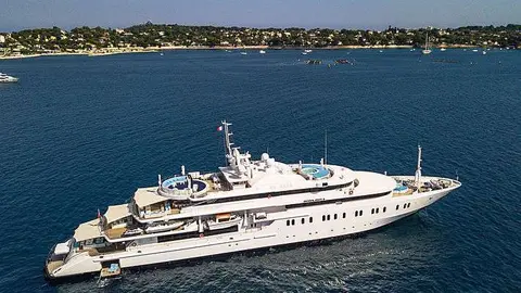 El megayate anclado en Antibes el verano de 2018.
