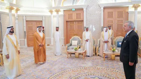 En la imagen de WAM, el embajador argentino ante el jeque Mohammed bin Rashid Al Maktoum.