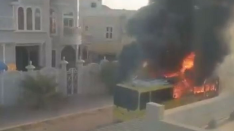 Una imagen del autobúes escolar incendiado en Sharjah.
