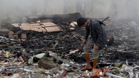 El lugar bombardeado por la Coalición Árabe en Yemen. (Twitter)