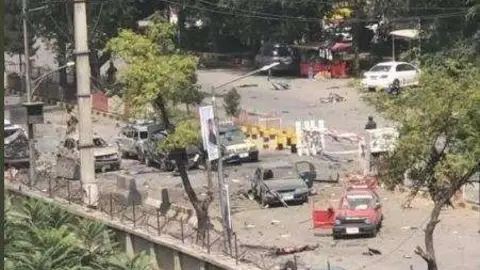 Situación en el zona de Kabul tras estallar el coche bomba. (@OmaidSharifi)