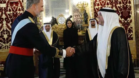 El Rey de España saluda al embajador Majid Hassan Mohamed Hassa. (@CasaReal)