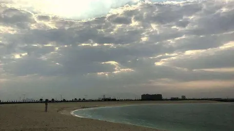 El cielo ha amanecido muy nuboso este sábado en Ras Al Khaimah. (EL CORREO)