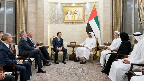 Encuentro del jeque Mohamed con los senadores estadounidenses y con el director del Programa Mundial de Alimentos de la ONU, entre otros. (WAM)