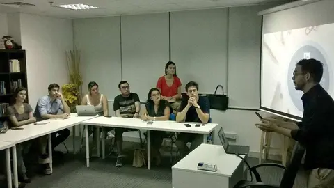 El experto Roberto Platas informa a los asistentes sobre el uso de Linkedin a la hora de buscar trabajo. (Cedida)