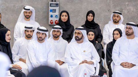 El jeque Mohammed junto a su equipo gubernamental. (Twitter)