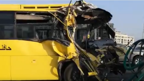 La Policía de Dubai difundió las imágenes del estado del bus escolar tras el accidente.