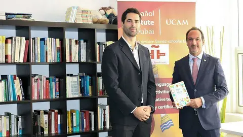 Alberto Fernández, coordinador académico de UCAM Dubai -izquierda- junto al embador de Chile en Emiratos Árabes, Jorge Daccarett. (Anna Perdomo / EL CORREO)