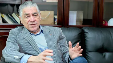 José Miguel Soto, embajador de la República Dominicana en Emiratos Árabes, durante la entrevista, desarrollada en su despacho en Abu Dhabi. (Musthaq Thuyyadi Chek / EL CORREO)