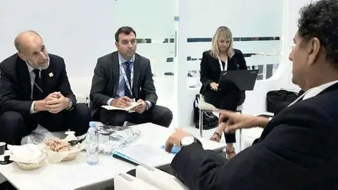 El secretario de Estado de Energía de España -izquierda- durante su encuentro en Abu Dhabi con el director general de la Agencia Internacional de Energía Renovable -derecha-. (Fuente externa)