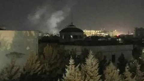 Humo en las cercanía de la Embajada de EEUU en Kabul.