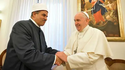 Un líder musulmán y el Papa Francisco durante el encuentro en el Vaticano. (WAM)