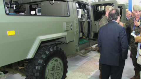 Un blindado español en la Feria de Defensa de Abu Dhabi 2017. (EL CORREO)
