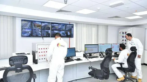 Una sala de control de Brooge Petroleum and Gas Investment.