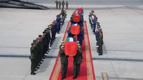 Los cuerpos de los militares fallecidos llegan a Abu Dhabi. (WAM)