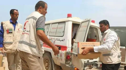 Descarga de ayuda de la Media Luna Roja de EAU en Yemen. (WAM)